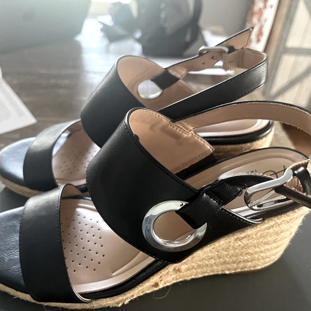 Women’s Abella sandals. Size 7.5